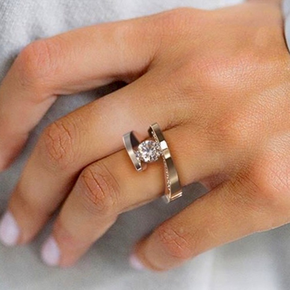 CLASSY GOLD TONE AND CZ RING. - Picture 3 of 10